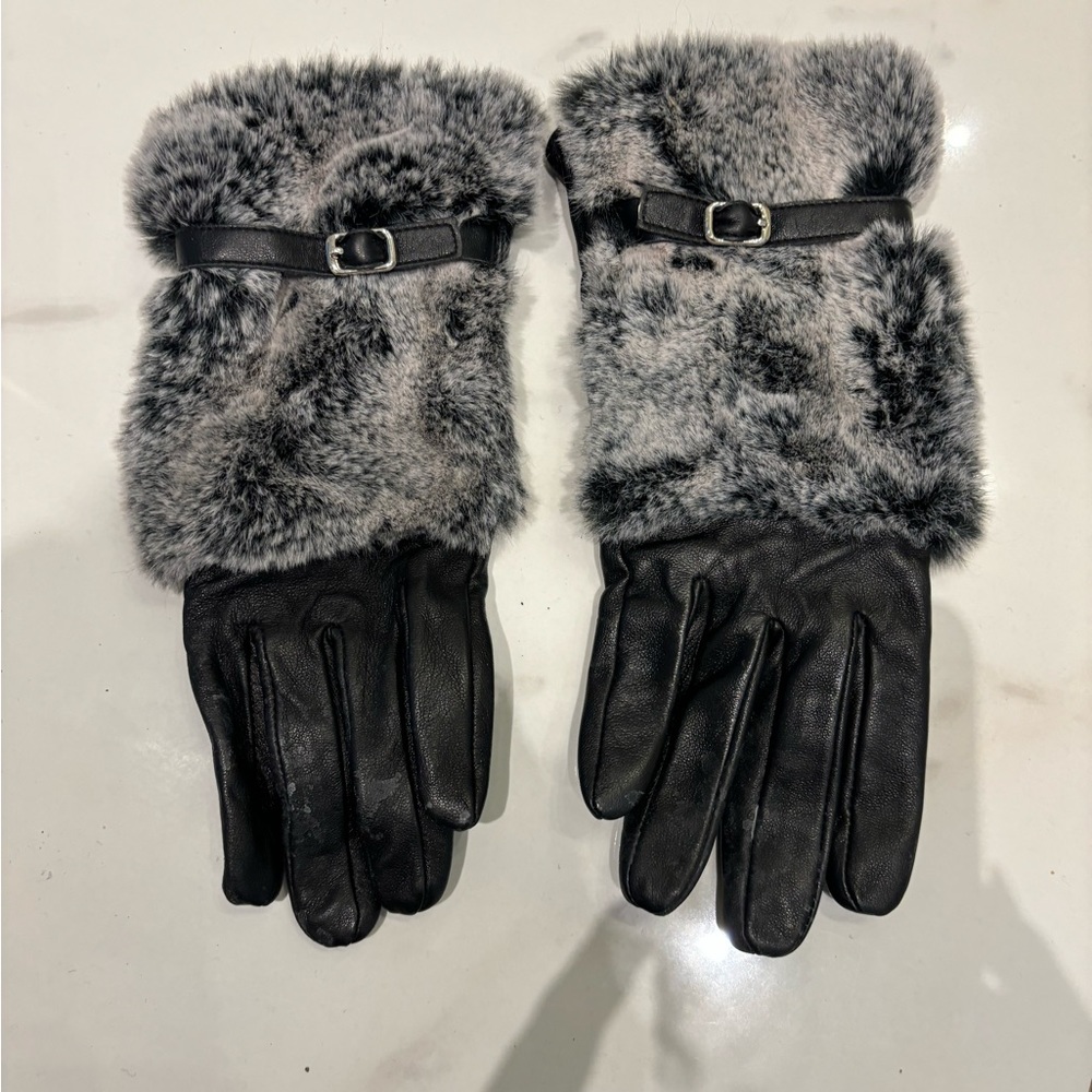 Woman’s leather winter gloves with fur